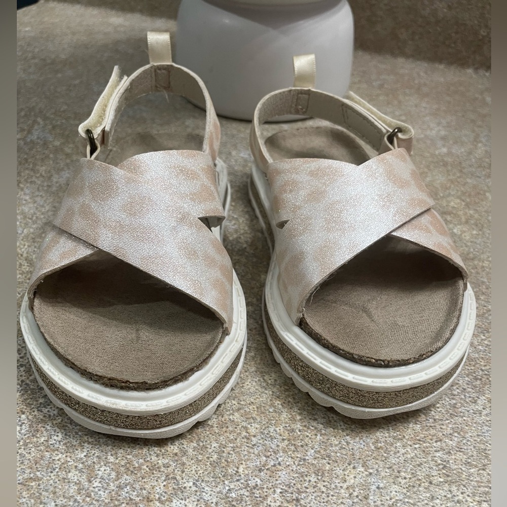 Beautiful sandals for girl size 7 (baby) - Picture 1 of 5